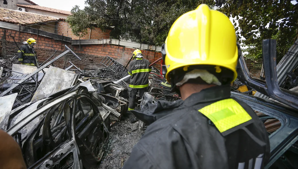 Corpo de Bombeiros conseguiram apagar o fogo