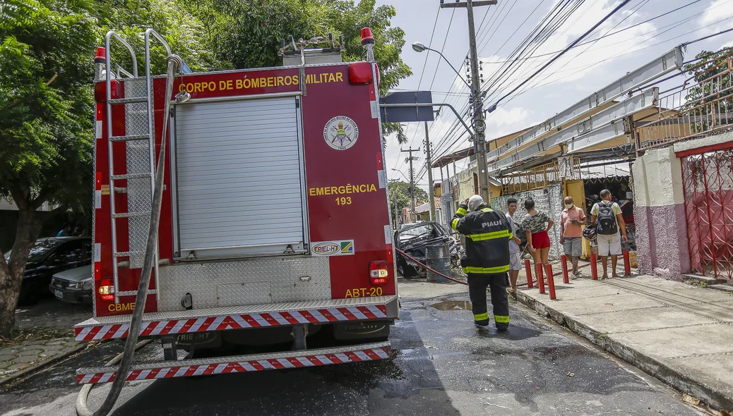 Corpo de Bombeiros no local do incêndio