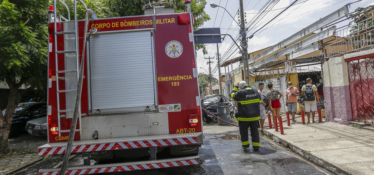 Corpo de Bombeiros no local do incêndio