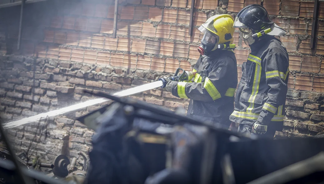 Corpo de Bombeiros teve muito trabalho para apagar o fogo