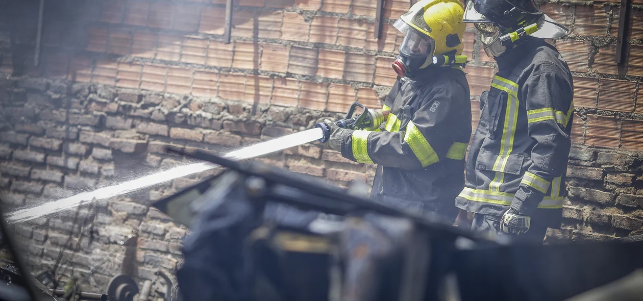 Corpo de Bombeiros teve muito trabalho para apagar o fogo