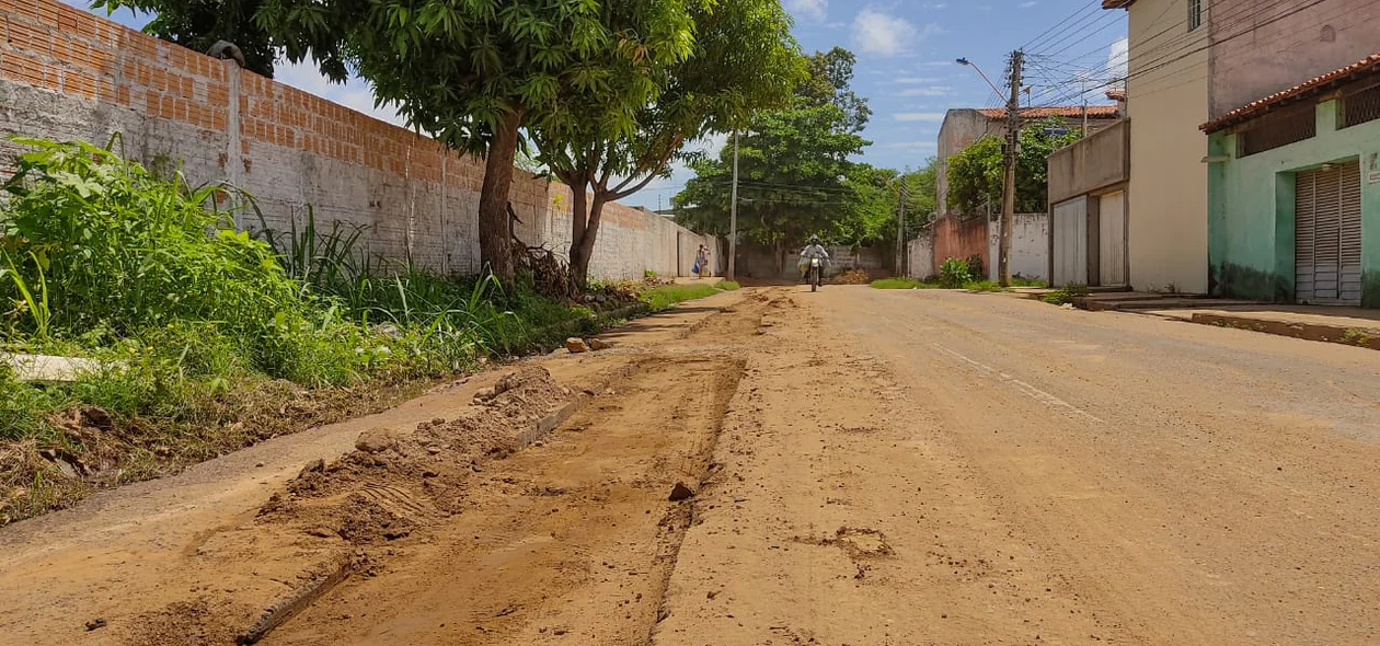 Cortes na pista para sistema de esgoto