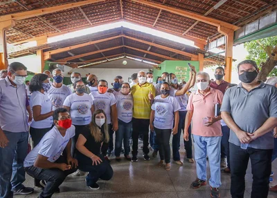 Dr. Pessoa ao lado de James Guerra e lideranças da zona leste
