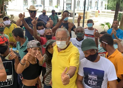 Dr. Pessoa realizou entrega de roupas e lençóis para moradores de rua na Praça Pedro II
