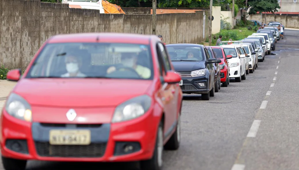 Fila de carros na Avenida Zequinha Freire em Teresina