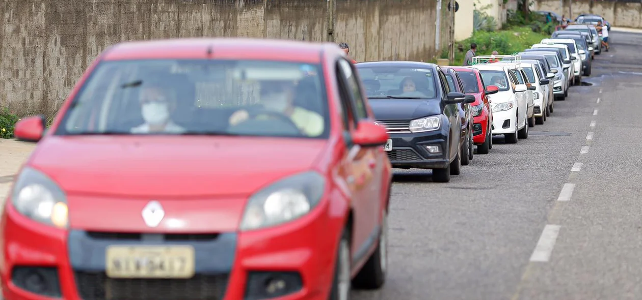 Fila de carros na Avenida Zequinha Freire em Teresina