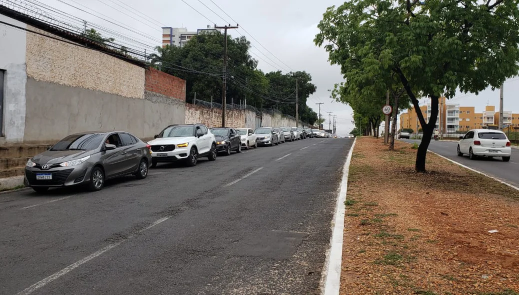 Fila de carros na Avenida Zequinha Freire