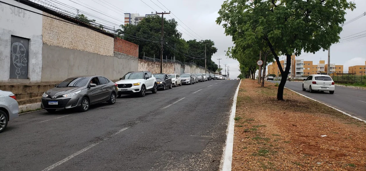 Fila de carros na Avenida Zequinha Freire