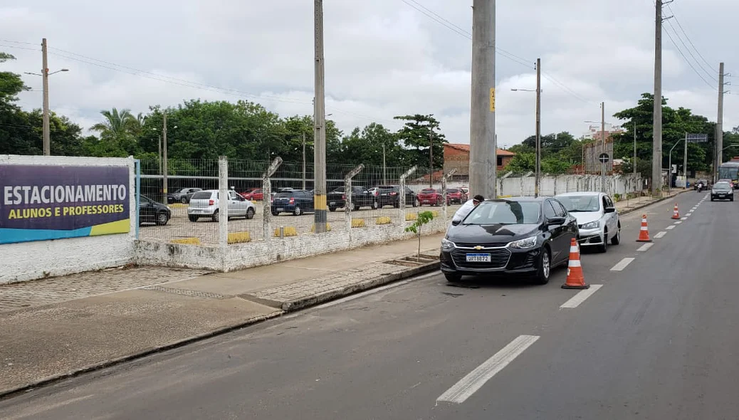 Fila de carros na Estácio Ceut