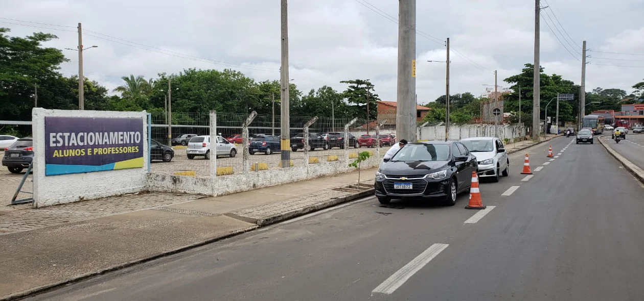 Fila de carros na Estácio Ceut