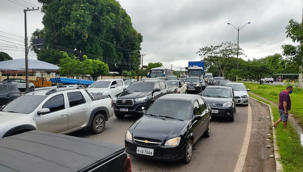 Fila de carros na Ladeira do Uruguai