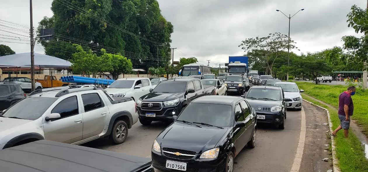 Fila de carros na Ladeira do Uruguai