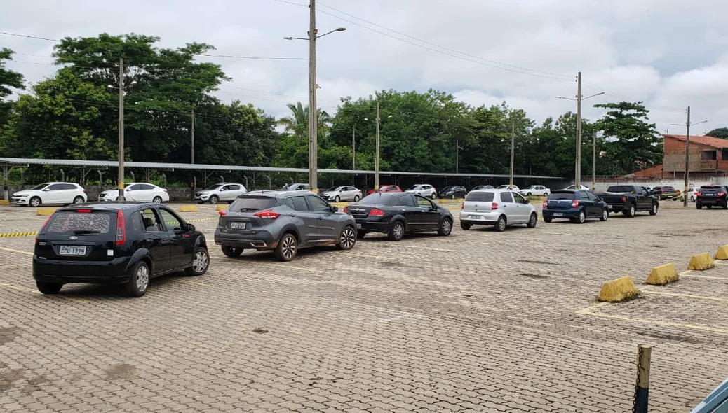 Fila de veículos para vacinação na Estácio Ceut
