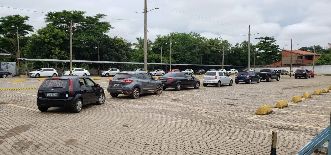 Fila de veículos para vacinação na Estácio Ceut