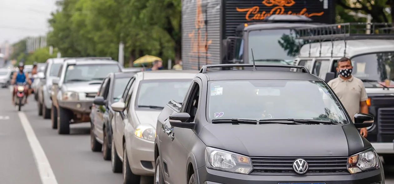 Fila de veículos na Avenida Frei Serafim