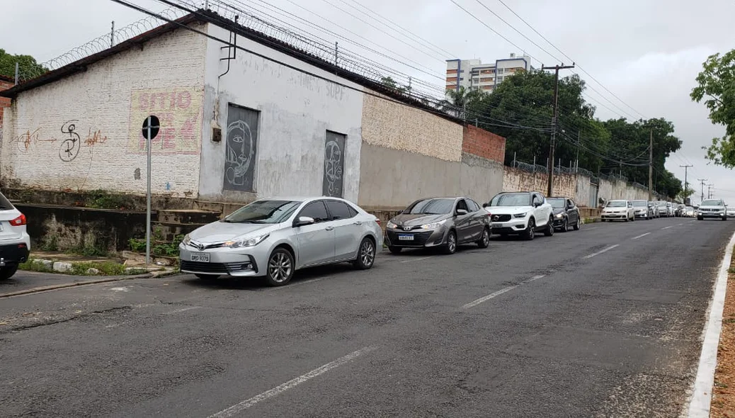 Fila de veículos na Avenida Zequinha Freire