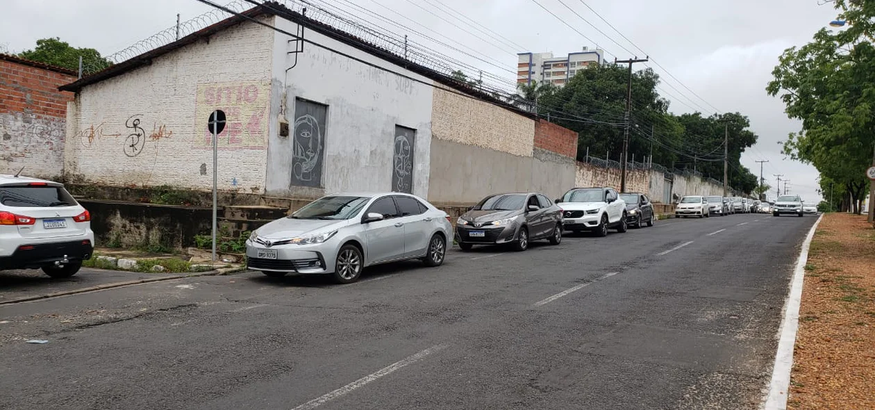 Fila de veículos na Avenida Zequinha Freire