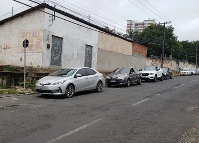 Fila de veículos na Avenida Zequinha Freire