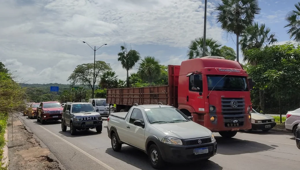 Fila de veículos na BR 343