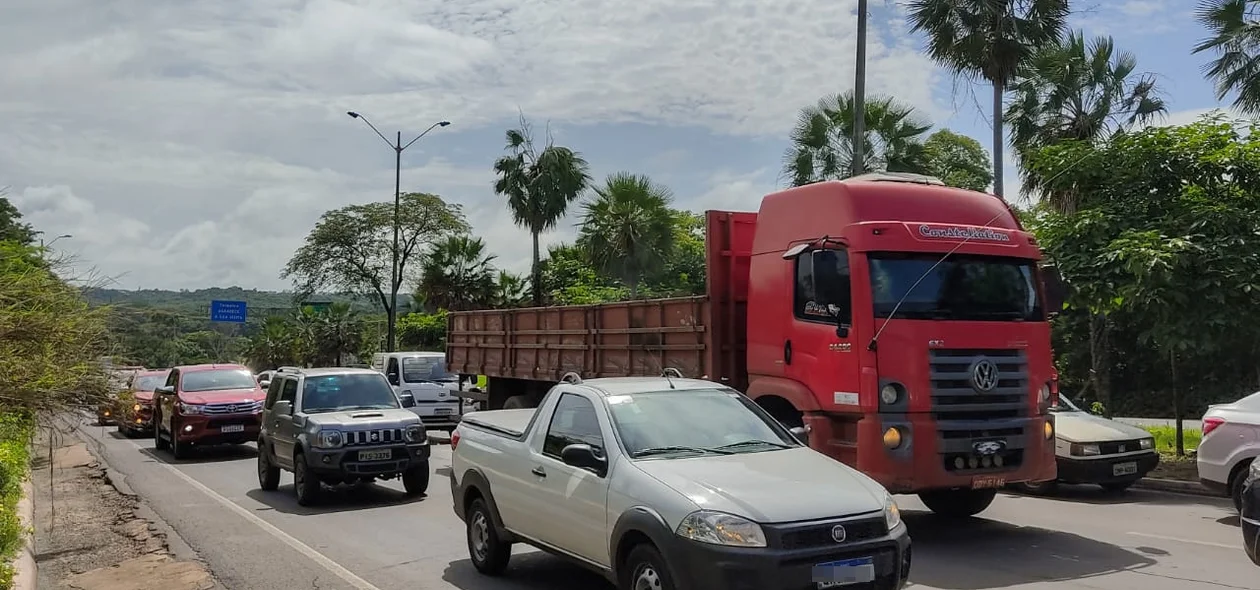 Fila de veículos na BR 343