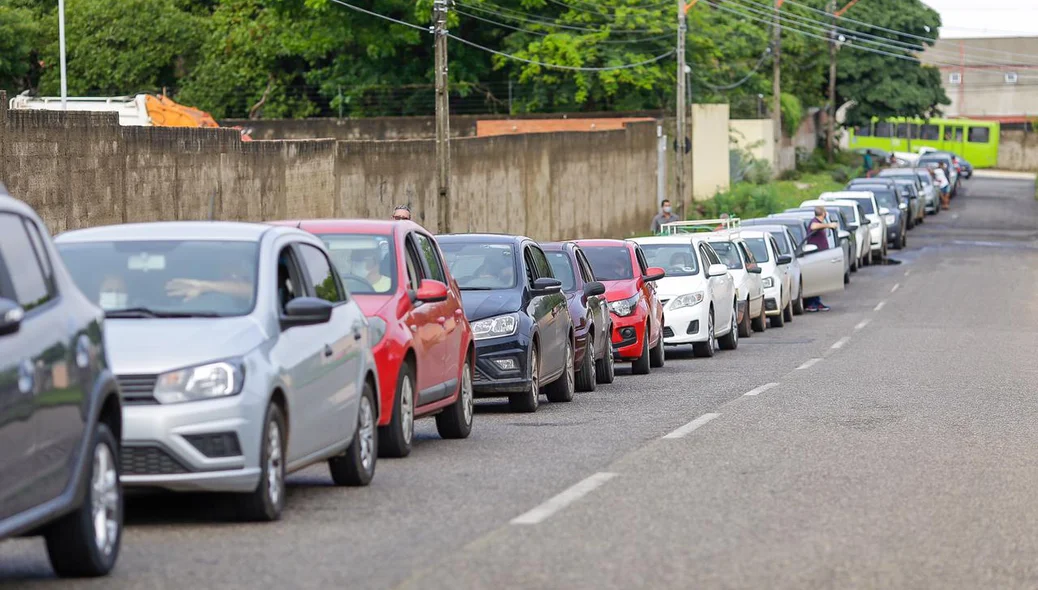 Fila de veículos para vacinação na Faculdade Uninovafapi