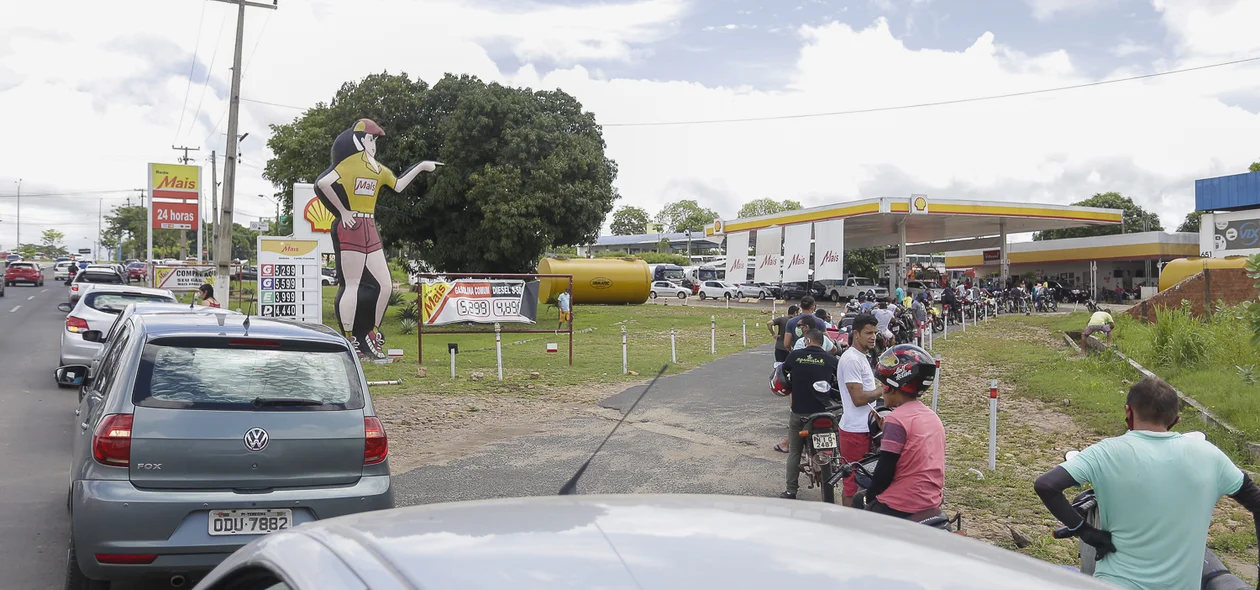 Fila em posto de combustível em Teresina