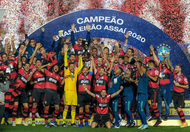 Flamengo recebe a taça de campeão brasileiro 2020