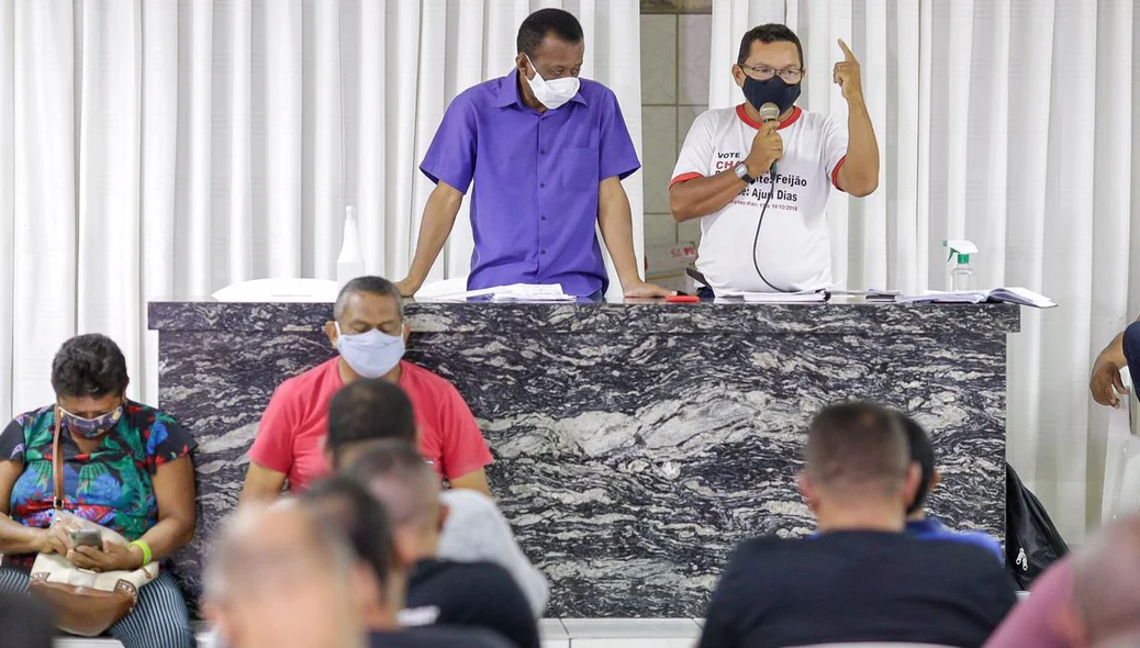 Francisco Sousa discursa na assembleia dos motoristas de ônibus