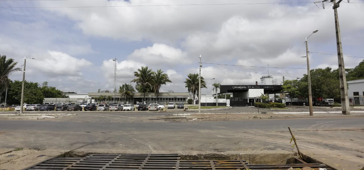 Galeria aberta em frente a Cervejaria Ambev