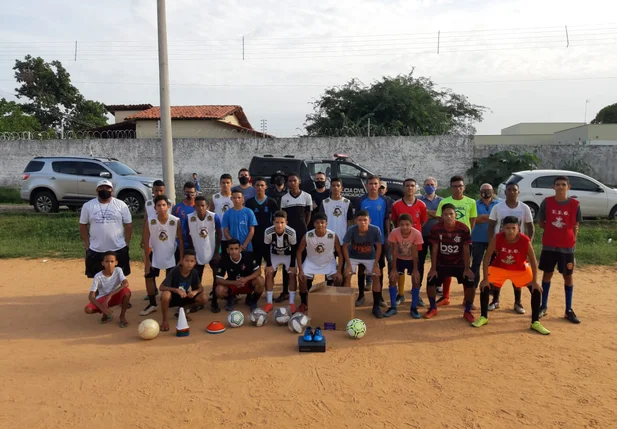 Garotos da Escolinha de Futebol Águias FC receberam doações do DHPP