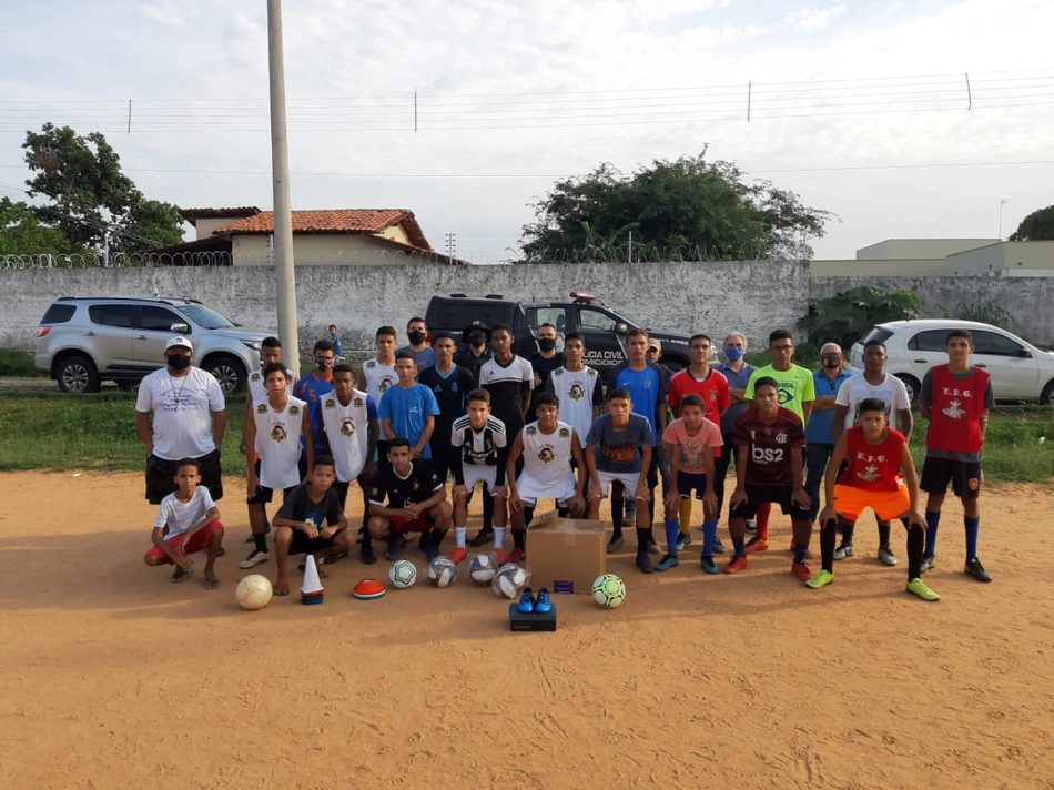 Garotos da Escolinha de Futebol Águias FC receberam doações do DHPP