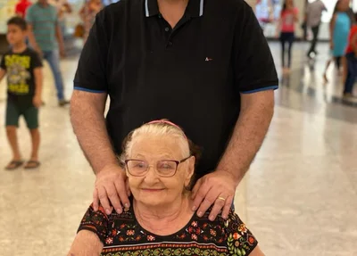 Gessivaldo Isaías ao lado da mãe