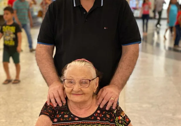 Gessivaldo Isaías ao lado da mãe