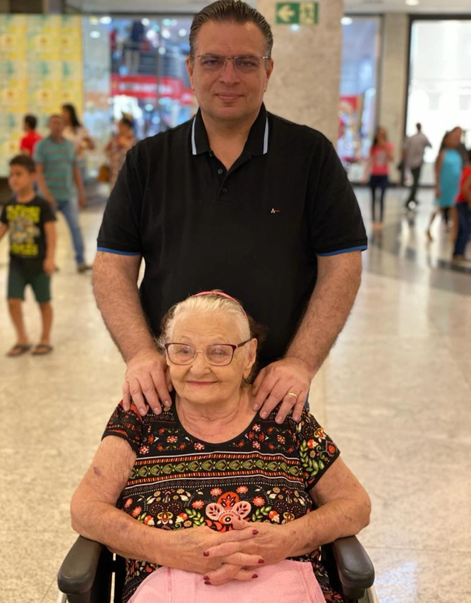 Gessivaldo Isaías ao lado da mãe