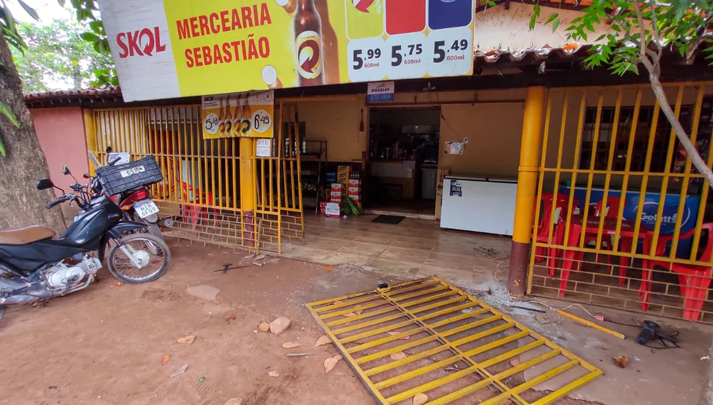 Grade foi arrombada pelos bandidos