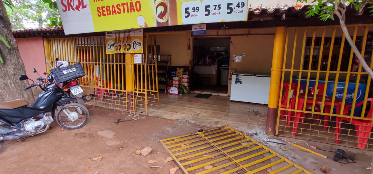 Grade foi arrombada pelos bandidos