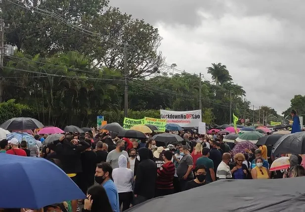 Grupo de manifestantes se reuniu em frente à casa do governador do Distrito Federal, Ibaneis Rocha