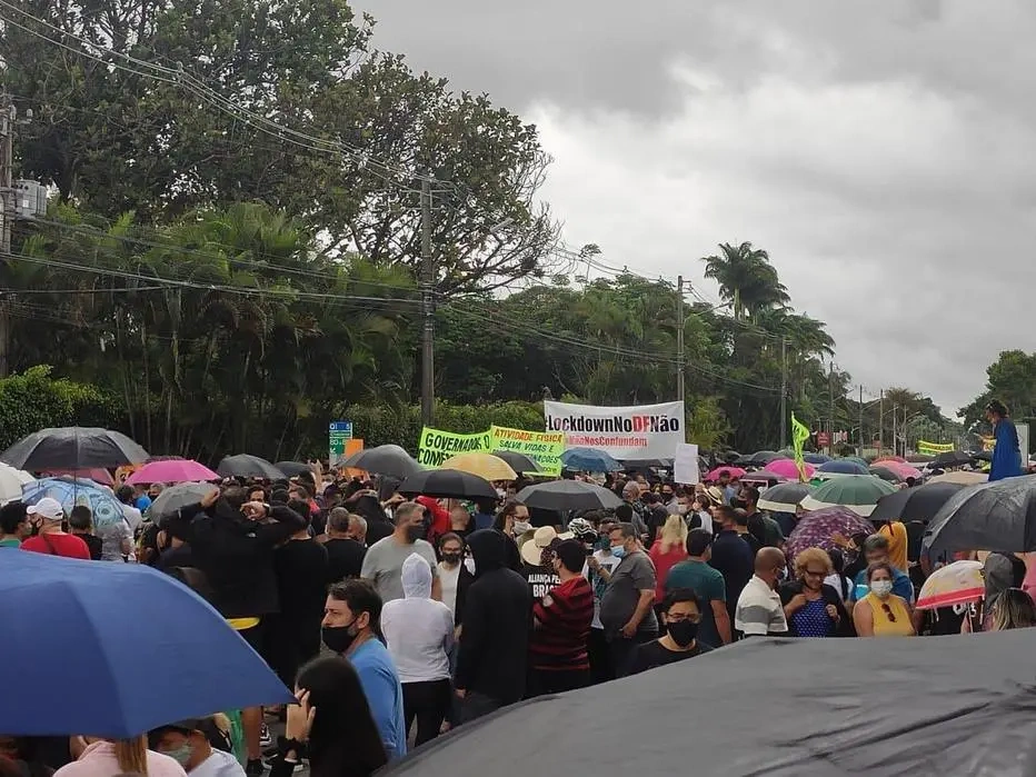 Grupo de manifestantes se reuniu em frente à casa do governador do Distrito Federal, Ibaneis Rocha