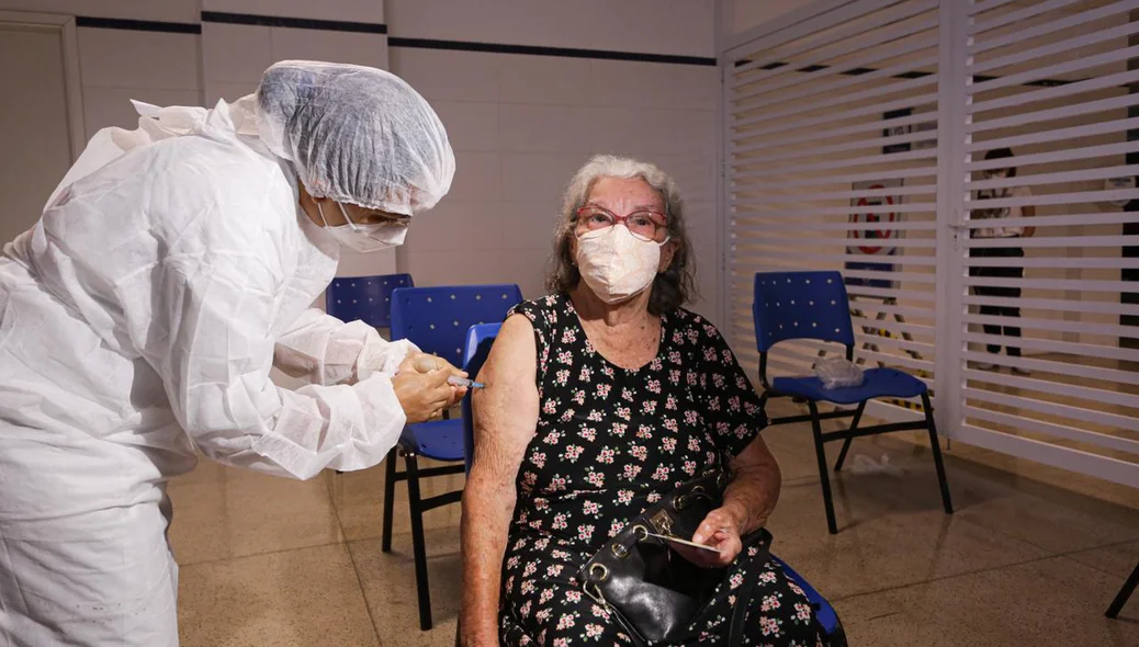 Idosa é vacinada contra covid-19 em Teresina
