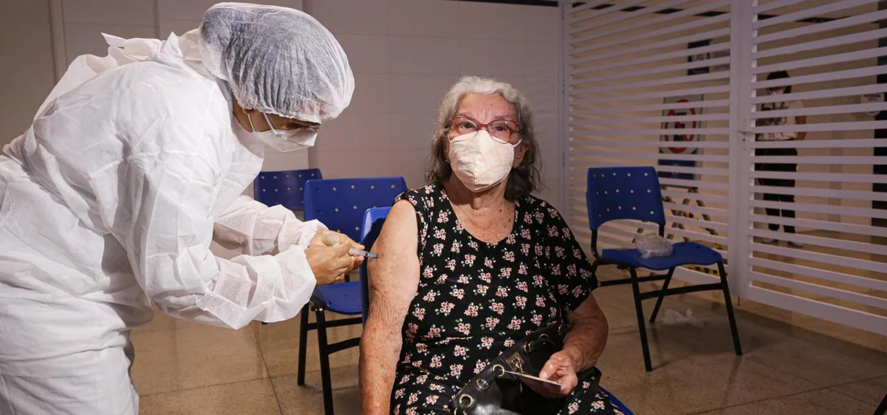 Idosa é vacinada contra covid-19 em Teresina