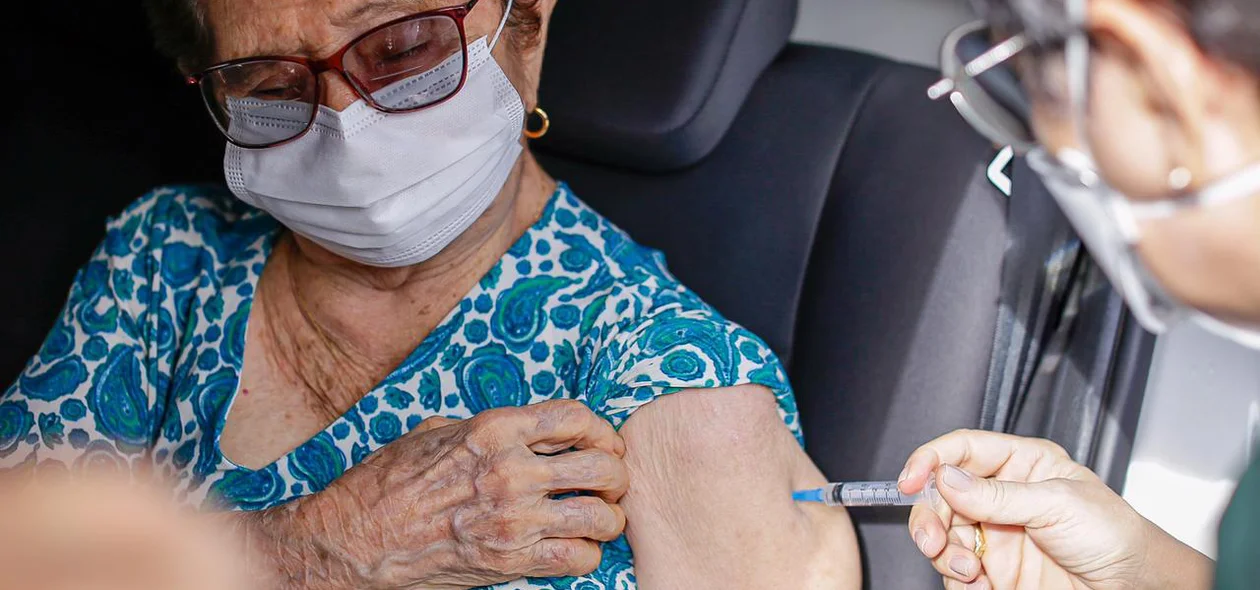 Idosa é vacinada contra covid-19 em Teresina