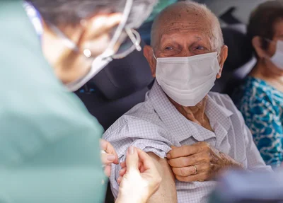 Idoso é vacinado contra covid-19 em Teresina