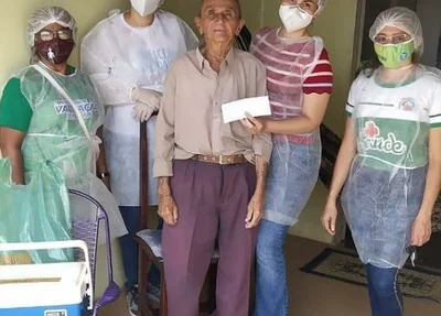 Idoso recebe a vacina contra a covid-19 em sua residência