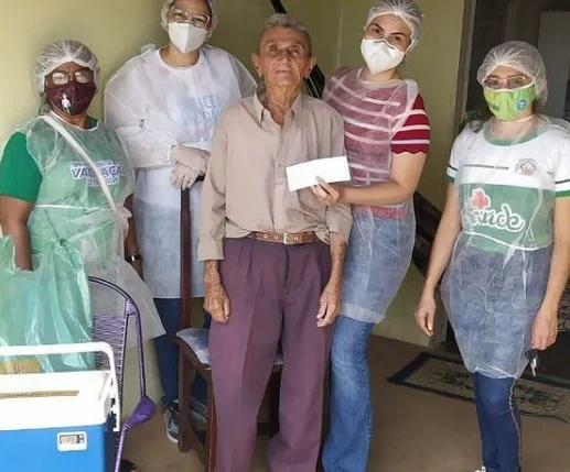 Idoso recebe a vacina contra a covid-19 em sua residência