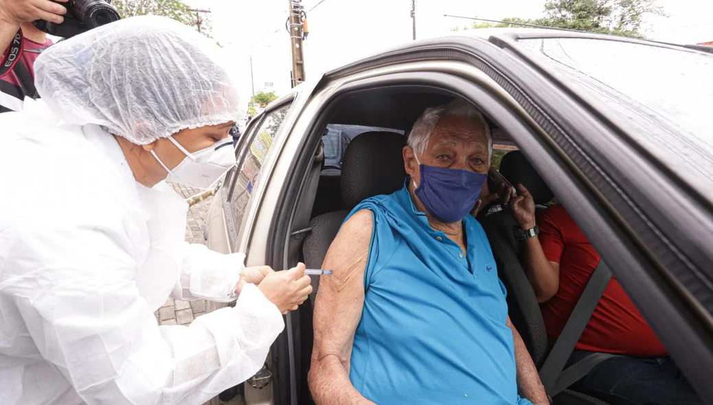 Idosos com mais de 90 anos é vacinado contra covid-19