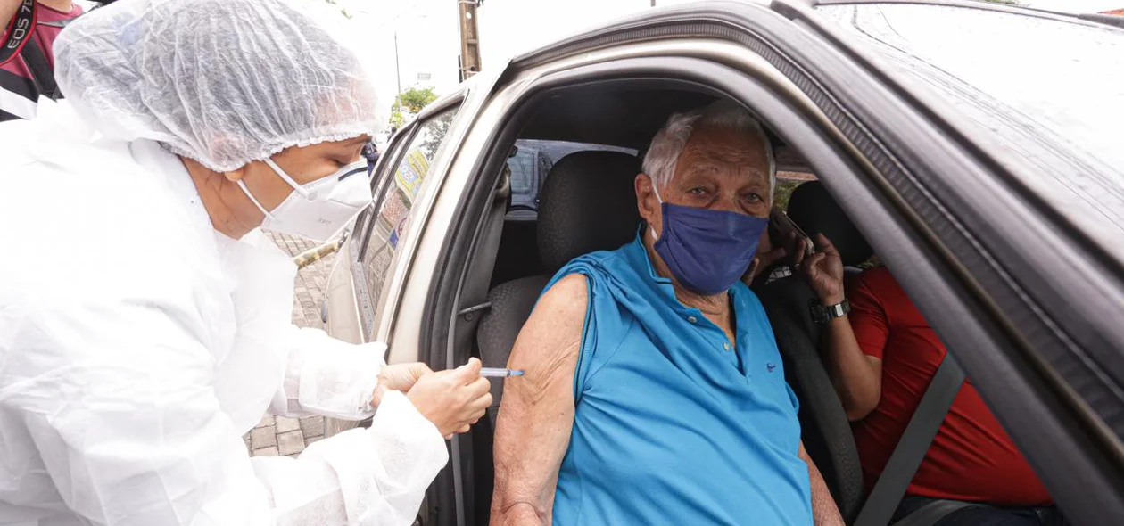 Idosos com mais de 90 anos é vacinado contra covid-19