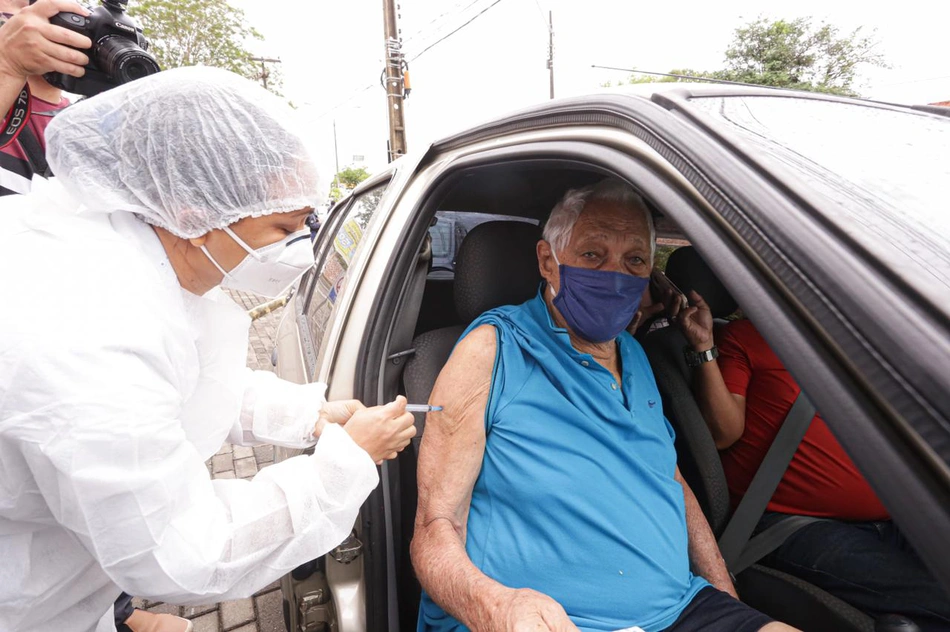 Idosos com mais de 90 anos é vacinado contra covid-19