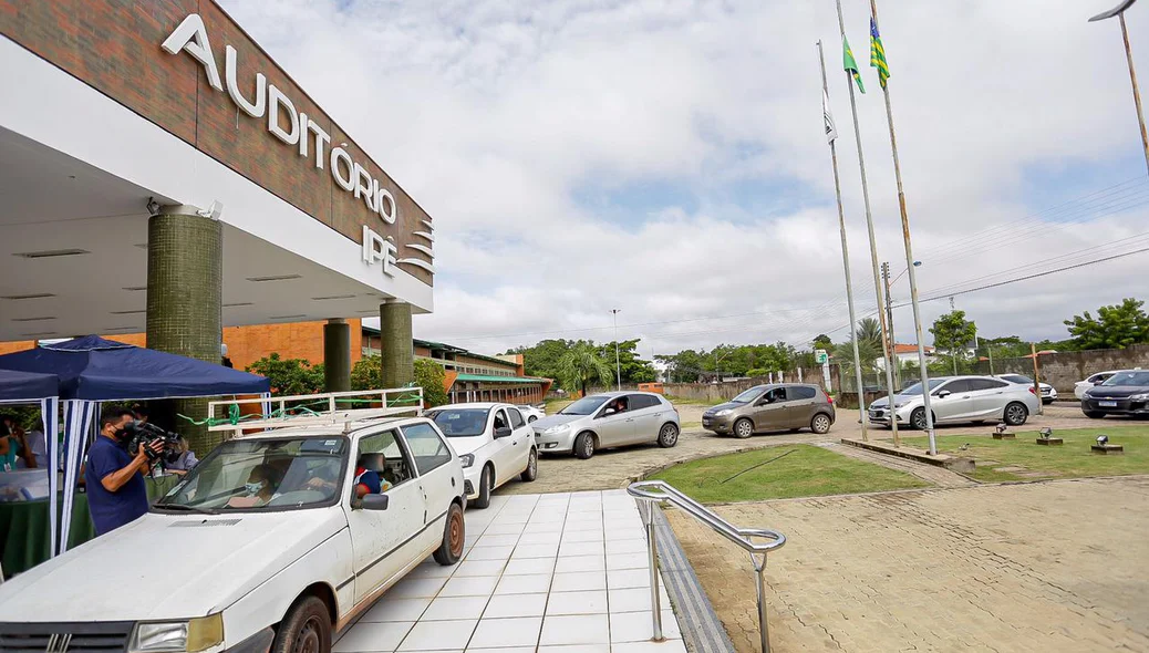 Idosos se vacinam contra covid-19 em Teresina