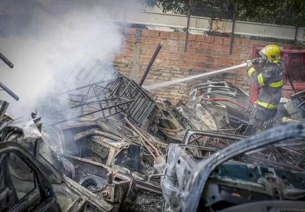 Incêndio em sucata