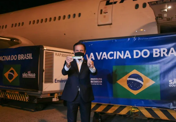 João Doria recebe insumos para produção de doses da Coronavac